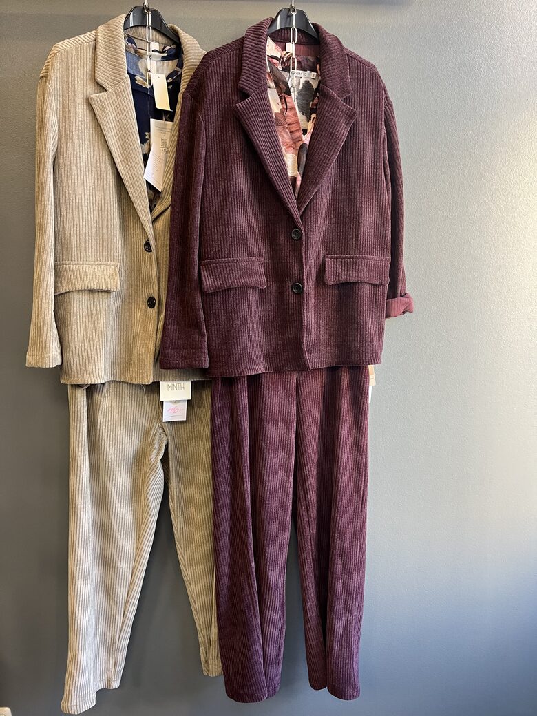 Velveta Kostīmi dažādās krāsās un izmēros S - XL (derēs līdz 2XL)