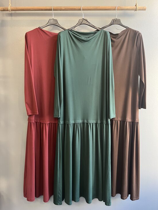 Kleita Bordo krāsā