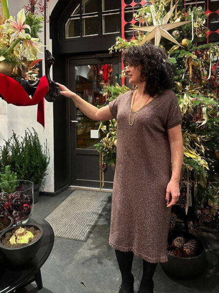 Kleita ar spīdumiem, brīvi krītoša, brūna