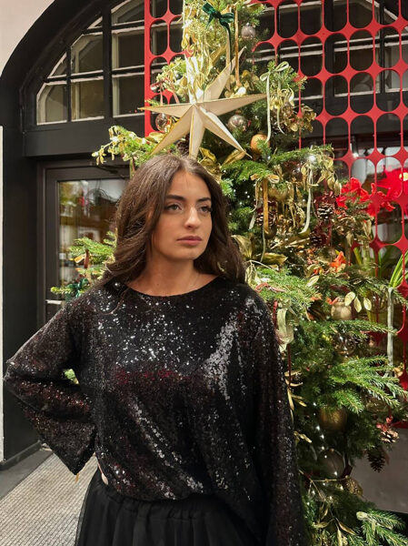 Tops ar fliteriem un banti aizmugurē, melns