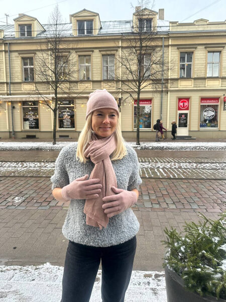 Cepure, šalle, cimdi ar vilnu un kašmiru, maigi rozā