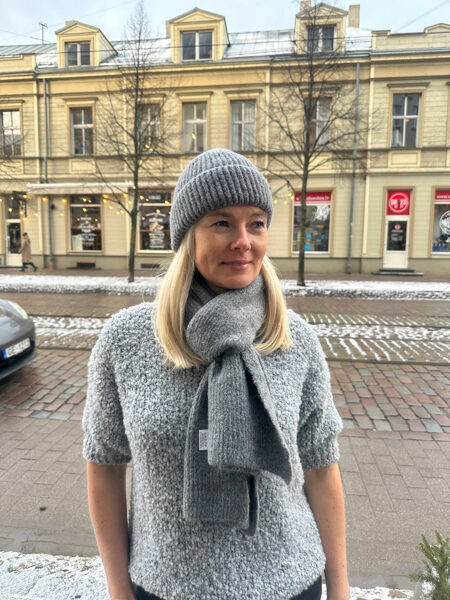 Cepure un šalle ar vilnu, pelēks