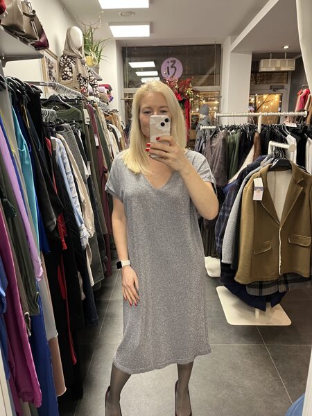 Kleita ar spīdumiem, brīvi krītoša, pelēka