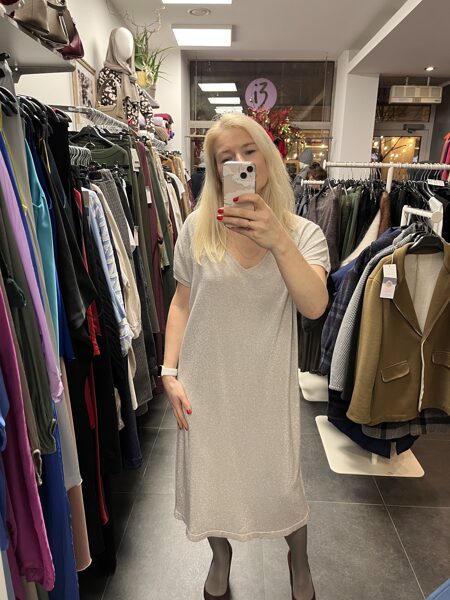 Kleita ar spīdumiem, brīvi krītoša, krēmkrāsas